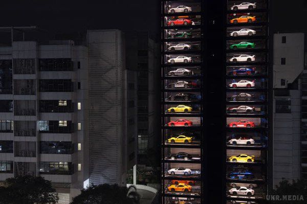 Посеред вулиці у Сінгапурі продають елітні авто із автомата (ВІДЕО). 15-поверховий вендінговий автомат із продажу автомобілів з'явився у Сінгапурі. Серед моделей - Bentley, Ferrari і Lamborghini.