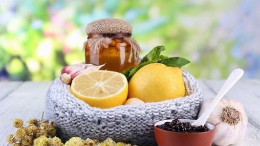 Три переконливі причини, чому варто пити воду з медом і лимоном вранці. Експерти радять щоранку приймати склянку води з медом та лимоном. 