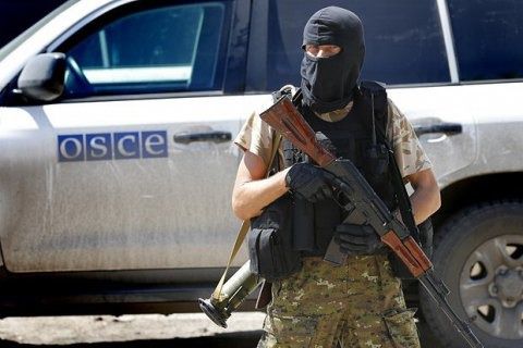 Терористи "ДНР" кинули гранату в патруль ОБСЄ на Донбасі. Пригода сталася в районі підконтрольного терористами Докучаєвська в 30 км від Донецька.