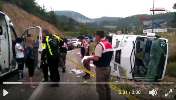 У Туреччині розбився автобус з туристами з Росії. ЗМІ опублікували перше відео з місця катастрофи і розповіли про жертви.