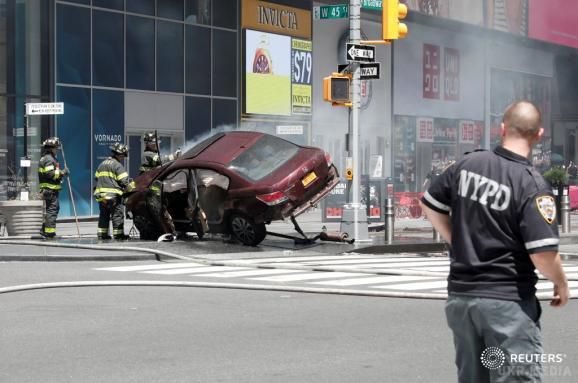 У Нью-Йорку машина влетіла у натовп людей, є загиблі (ФОТО). У центрі Нью-Йорка легкова автівка врізалася в перехожих на тротуарі Таймс-сквер.