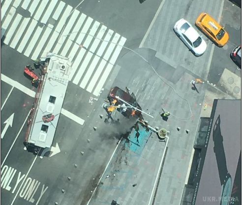 У Нью-Йорку машина влетіла у натовп людей, є загиблі (ФОТО). У центрі Нью-Йорка легкова автівка врізалася в перехожих на тротуарі Таймс-сквер.