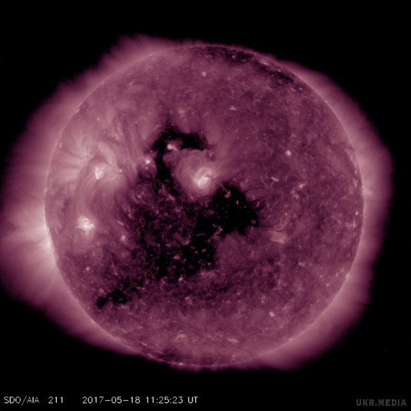 На Сонці відкрилася величезна корональна діра. У зв'язку з розвитком нової корональної дірки на Сонці, зверненої до Землі, і посиленням швидкості та енергії сонячного вітру 19-20 травня 2017 року на Землі очікується обурення магнітного поля і помірні магнітні бурі рівня G2.