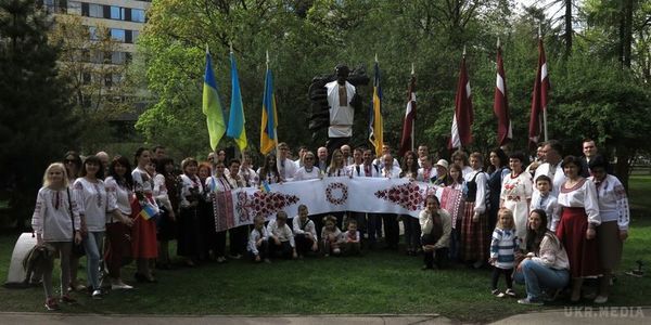 У Ризі відсвяткували День вишиванки. Українська діаспора Риги і латиські активісти спільно відсвяткували День вишиванки великий і змістовною програмою.