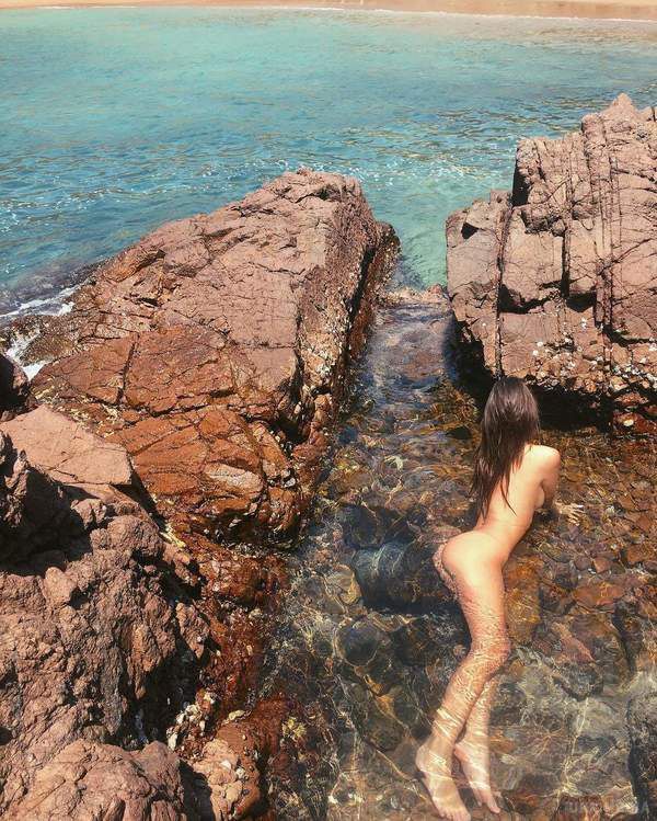 Оголена Емілі Ратаковски викупалася в морі (фото). Модель вирішила, що купальники їй ні до чого в жаркій Мексиці.
