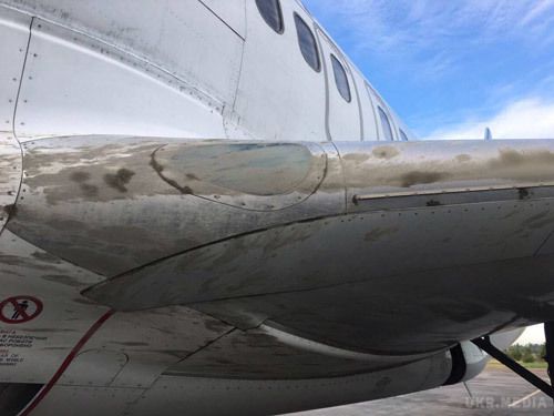 З'явилися фото з місця НП літака МАУ в аеропорту Запоріжжя. МАУ тимчасово призупинила польоти із Запоріжжя з-за даного інциденту.