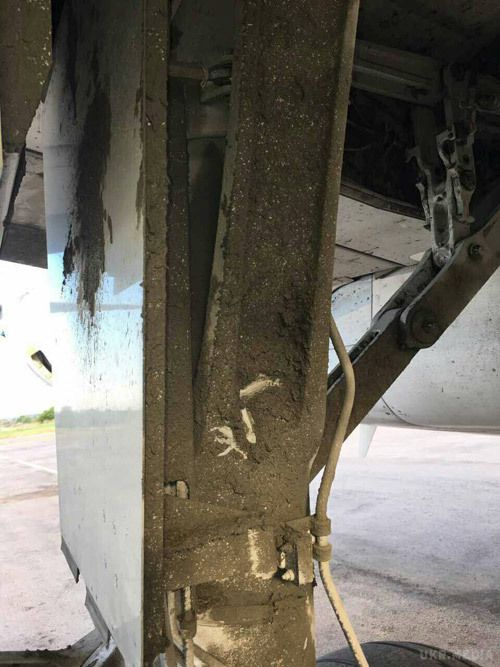 З'явилися фото з місця НП літака МАУ в аеропорту Запоріжжя. МАУ тимчасово призупинила польоти із Запоріжжя з-за даного інциденту.