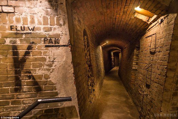 З'явилися фотографії величезного нацистського бункера під Гаагою. Фотограф Сольвейг Гразе зробила знімки величезного підземного бункера нацистів, який розташований в курортному передмісті Гааги