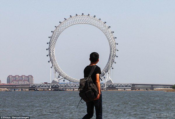 У Китаї відкриють перше у світі "колесо огляду" без осі. Відкриття колеса огляду, заплановано на початок червня.