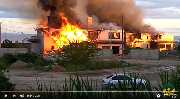Бойовики "ДНР" знищують мирні селища під Маріуполем. Ці кадри просто шокують. Від ворожих снарядів будинки згорають до самого фундаменту.