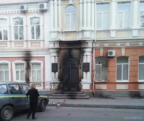 З'явилися перші фото з місця пожежі в міськраді Мелітополя. Напад вчинили декілька осіб, закидавши будівлю пляшками з горючою рідиною.
