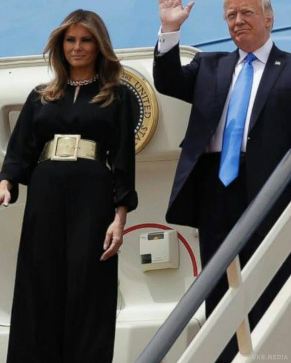 Як в Саудівській Аравії оцінили наряд Меланії Трамп (фото, відео). Перша леді США порадувала своїм вбранням Саудівську Аравію