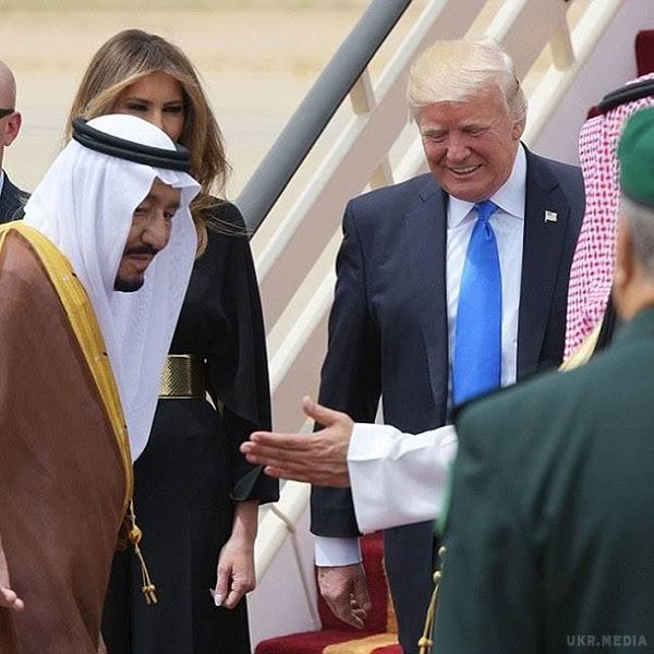 Як в Саудівській Аравії оцінили наряд Меланії Трамп (фото, відео). Перша леді США порадувала своїм вбранням Саудівську Аравію