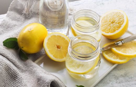 Ці тонкощі потрібно знати до того, як почати пити воду з лимоном. Цей чарівний і в той же час простий напій має масу незаперечних переваг: це і багатий вміст антиоксидантів, що дозволяють запобігти виникненню злоякісних пухлин, і ударна доза вітаміну С, заряджаюча нас бадьорістю і гарним настроєм, і безсумнівна користь для обміну речовин і, як наслідок — боротьба із зайвими калоріями.