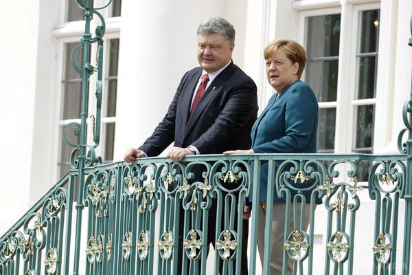 Переговори Меркель і Порошенко тривали більше 2,5 годин. Завершилися переговори двох лідерів - президента Петра Порошенка і канцлера Ангели Меркель.