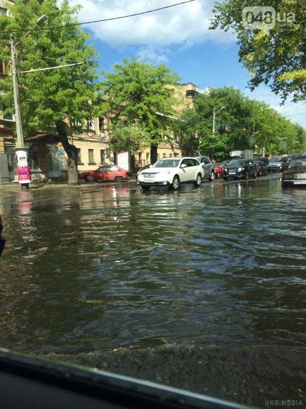 Потужна злива перетворила Одесу на "Венецію": вражаючі фото. У центрі Одеси на багатьох ділянках машини "пливуть" по дорогах.