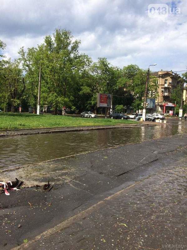 Потужна злива перетворила Одесу на "Венецію": вражаючі фото. У центрі Одеси на багатьох ділянках машини "пливуть" по дорогах.
