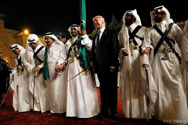 Трамп і Тіллерсон виконали танець із шаблями з королем Саудівської Аравії (відео). Виконання танцю аль-арда є даниною поваги до місцевих традицій.