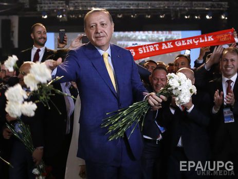Ердоган очолив правлячу партію Туреччини, скориставшись змінами до конституції. Затверджені на референдум зміни до конституції Туреччини дозволили президенту країни Реджепа Ердогана стати на чолі Партії справедливості і розвитку.