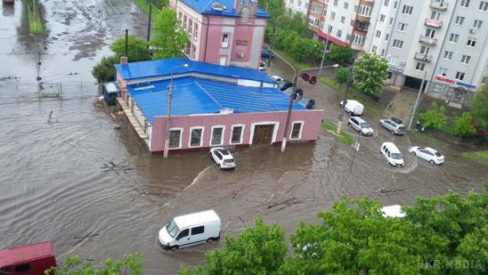 Львів перетворився на Венецію після шаленої зливи (фото, відео). Користувачі у соцмережах уже починають ділитися світлинами та відео з наслідками, які наробила стихія.