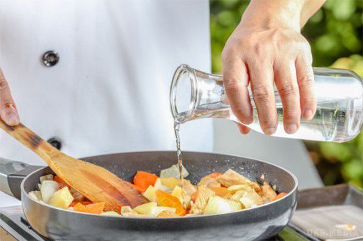 Маленькі кулінарні хитрощі: вода. Вода здається настільки звичним і поширеним з'єднанням, що на кухні ми сприймаємо її як щось само собою зрозуміле.