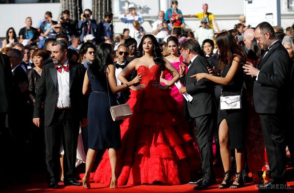 Айшварія Рай з'явилася в яскравому образі на червоній доріжці (фото). Індійська актриса Айшварія Рай для Канському доріжки вибирає виключно пишні сукні.