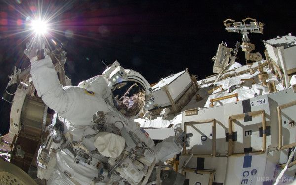 NASA: Екстрений вихід в космос астронавтів МКС відбудеться 23 травня. За результатами недільного наради у NASA стало відомо, що екстрений вихід в космос астронавтів МКС відбудеться 23 травня. Американці Джек Фішер і Пеггі Уїтсон самостійно проведуть ремонт ретранслятора космічної станції
