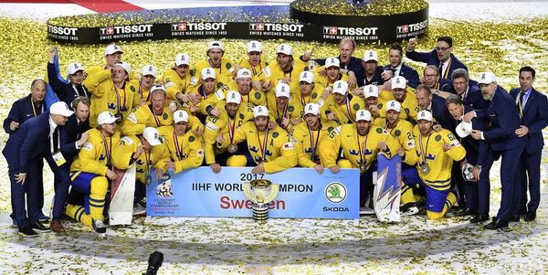 Збірна Швеції стала чемпіоном світу з хокею (відео). Збірна Швеції з хокею в десятий раз у своїй історії стала чемпіоном світу.