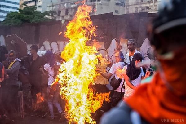 У Венесуелі в ході акції протесту підпалили людини. У Венесуелі підпалили людини, в результаті потерпілий отримав опіки 80% тіла.