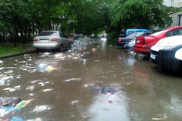 Львівське сміття плаває вулицями через сильні зливи. Через сильні дощі, які вчора пройшли у Львові, по вулицях плавають гори сміття.

