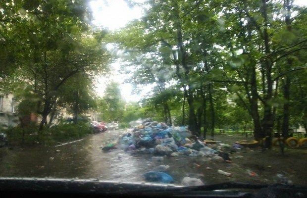 Львівське сміття плаває вулицями через сильні зливи. Через сильні дощі, які вчора пройшли у Львові, по вулицях плавають гори сміття.

