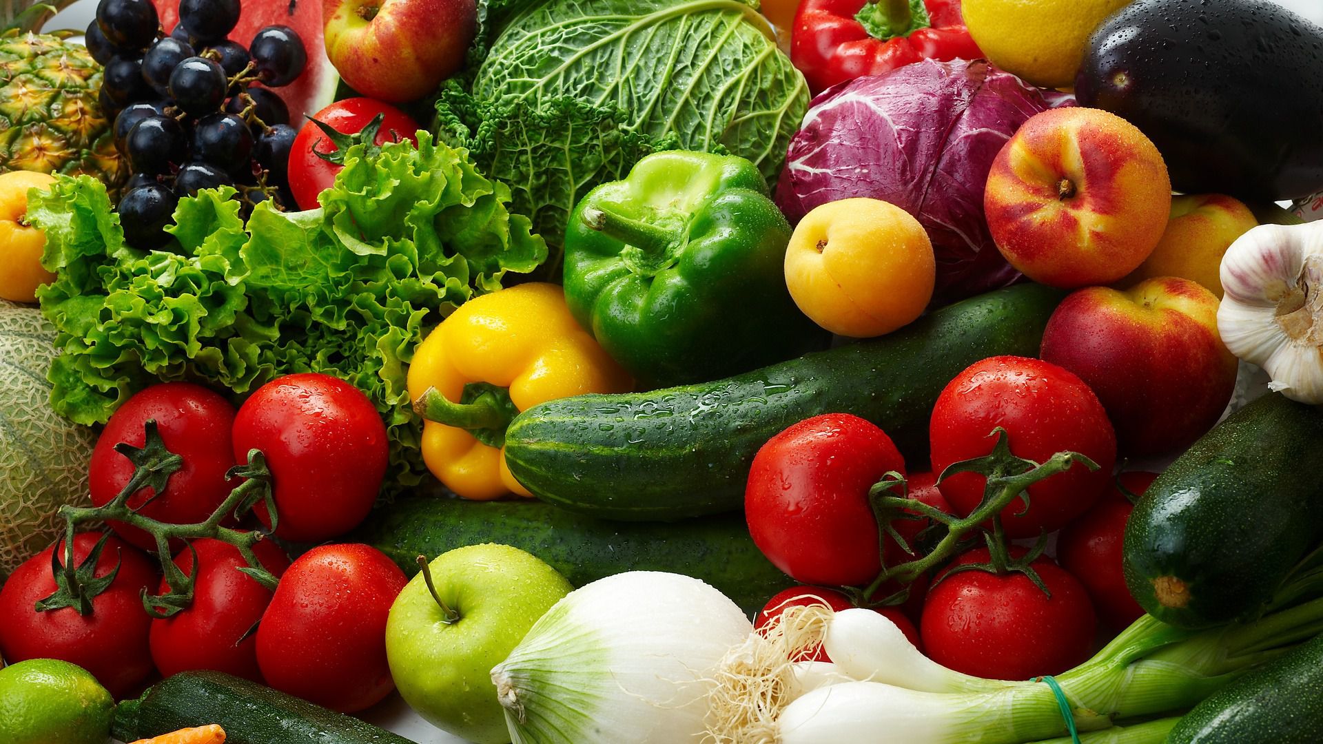 Найкорисніші фрукти і овочі для здоров'я: як їх колір впливає на організм. Для нормального функціонування організму дорослій людині необхідно з'їдати в день не менше 0,5 кг овочів і фруктів. 