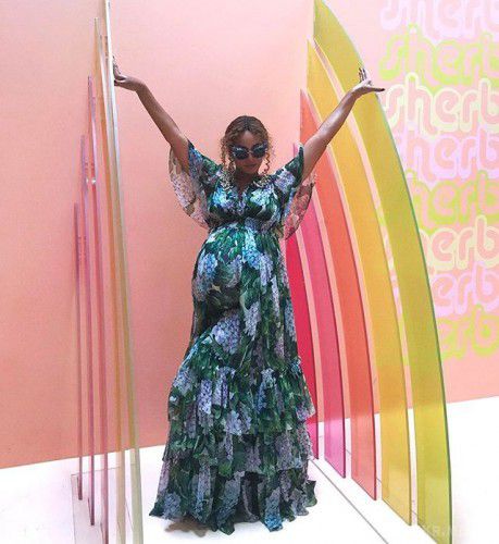  Американська виконавиця Бейонсе показала"великий живіт" в спокусливому вбранні(фото). Американська виконавиця Бейонсе, яка зараз перебуває на останніх термінах вагітності, здивувала шанувальників кумедними знімками.