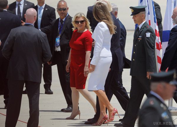 У білому костюмі і строкатих туфлях: Меланія Трамп доторкнулася до Стіни Плачу в Єрусалимі (фото). Меланія Трамп продемонструвала елегантний образ в Єрусалимі.
