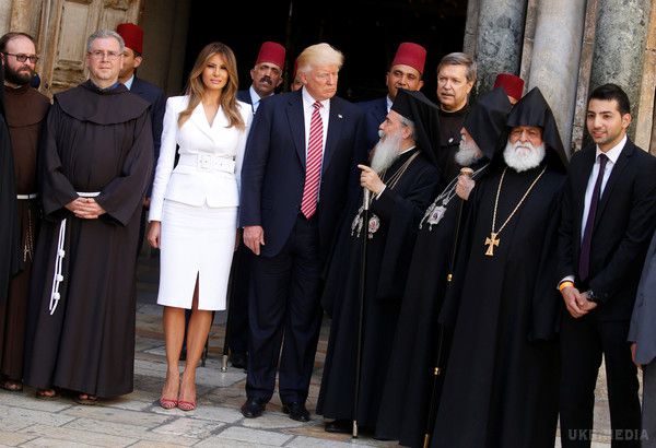 У білому костюмі і строкатих туфлях: Меланія Трамп доторкнулася до Стіни Плачу в Єрусалимі (фото). Меланія Трамп продемонструвала елегантний образ в Єрусалимі.