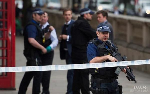 У Лондоні евакуювали залізничний вокзал. Поліцейські перекрили дорогу до Букінгемського палацу.