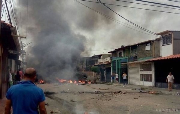 У Венесуелі спалили будинок Уго Чавеса. За даними ЗМІ, було зроблено у відповідь на вбивство молодої людини.