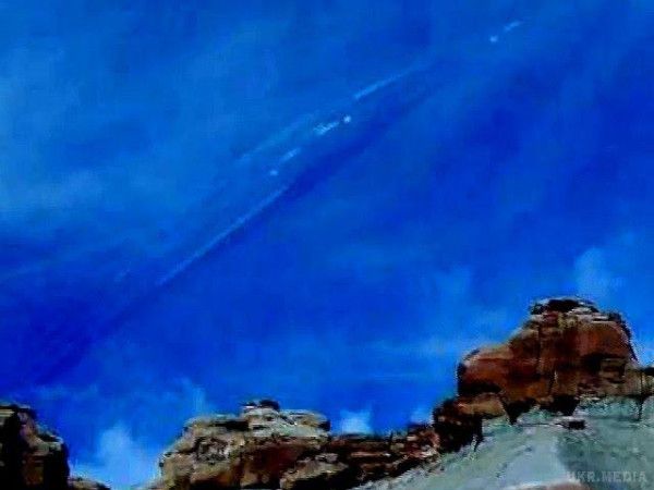 В небі над Австралією з'явився НЛО (відео). Камера спостереження, встановлена в австралійському місті Бандур, розташованого в 16 кілометрах від Мельбурна, вночі 20 травня зафіксувала появу НЛО. 