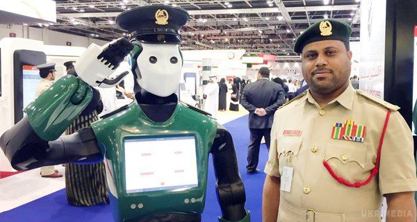 У поліції Дубая почав роботу перший у світі робот-поліцейський. Робот-патрульний по імені Robocop отримав поліцейський значок і був офіційно зарахований до поліції Дубая.