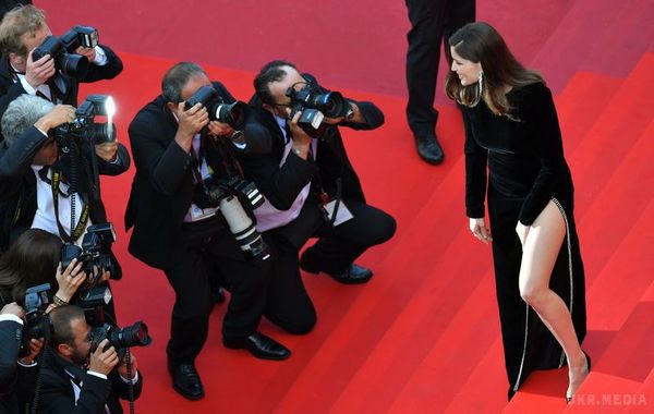 59-річна Енді Макдауелл і 39-річна Летиція Каста вразили пікантними розрізами. 59-річна американська актриса Енді Макдауелл і 39-річна французька модель Летиція Каста продемонстрували на червоній доріжці ефектні образи. 