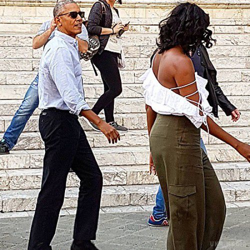 У Мережу потрапили фото з відпочинку  Барак Обама з дружиною Мищель в Італії. Колишній президент США Барак Обама з дружиною Мищель вирушили на італійський курорт.