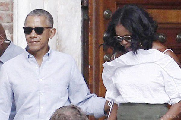 У Мережу потрапили фото з відпочинку  Барак Обама з дружиною Мищель в Італії. Колишній президент США Барак Обама з дружиною Мищель вирушили на італійський курорт.