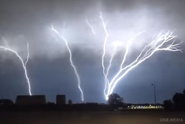 У США зняли на відео блискавку, б'є знизу вгору. Минулого тижня жителі американського штату Оклахома стали свідками дуже рідкісного явища природи - удару блискавки від землі до неба. 