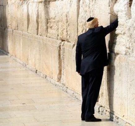 Дональд Трамп "потиснув" руку Богу. Трамп побував біля Стіни Плачу.