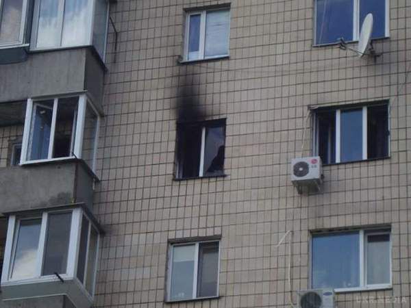 У Києві сталася серйозна пожежа. Причини пожежі з'ясовують обставини НП.