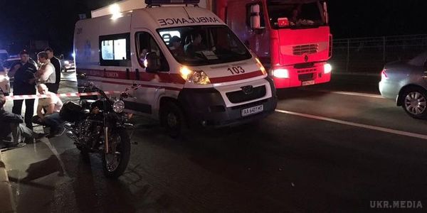У Києві розстріляли мотоцикліста із авто. Медики не змогли врятувати чоловіка, від отриманих поранень він помер на місці.