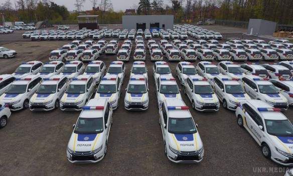 До Києва прибули 635 гібридних Mitsubishi для поліції (відео). Перша партія автомобілів Mitsubishi надійшла в Україну 3 травня.