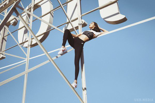Белла Хадід знялася в новій рекламній кампанії Nike. Повернути в моду кросівки, за якими сходили з розуму кілька років тому – завдання не просте, але цілком здійсненне. З Белою Хадід так точно!