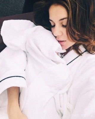 Анна Седокова опублікувала ніжне фото з сином Гектором. Співачка Анна Сєдокова на своїй сторінці в соціальній мережі Instagram опублікувала ніжне фото зі своїм новонародженим сином Гектором