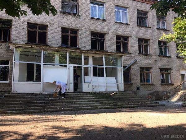 Поліція показала Красногорівку після обстрілу. Аброськін заявив, що сепаратисти "привітали" дітей із закінченням навчального року.